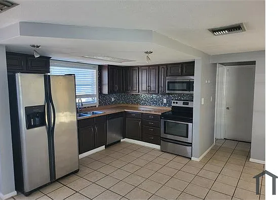 4 bed, 1694 sqft, $1,975 — Photo 3