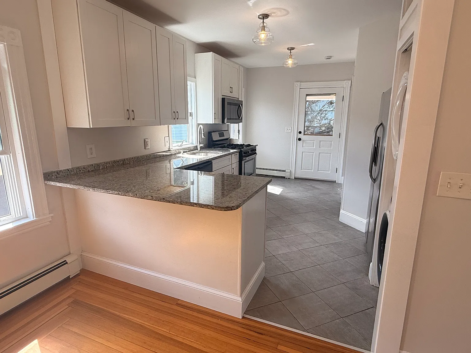 3 bed, 900 sqft, $2,850 — Photo 2