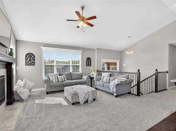 117 S Westglen Dr, Raymore, MO 64083