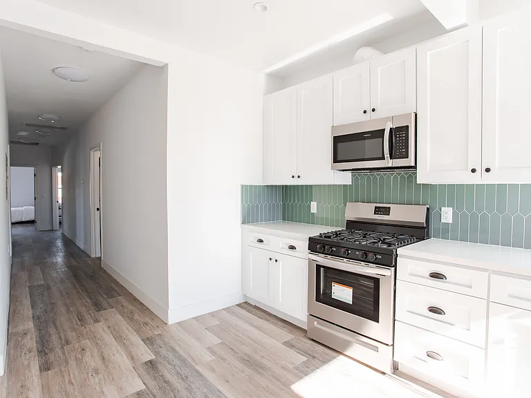 1160 W 37th St #5 — Photo 15