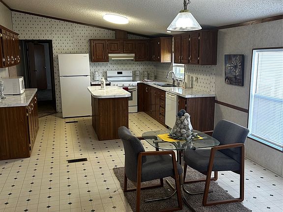 2nd image of 110 Pecan St