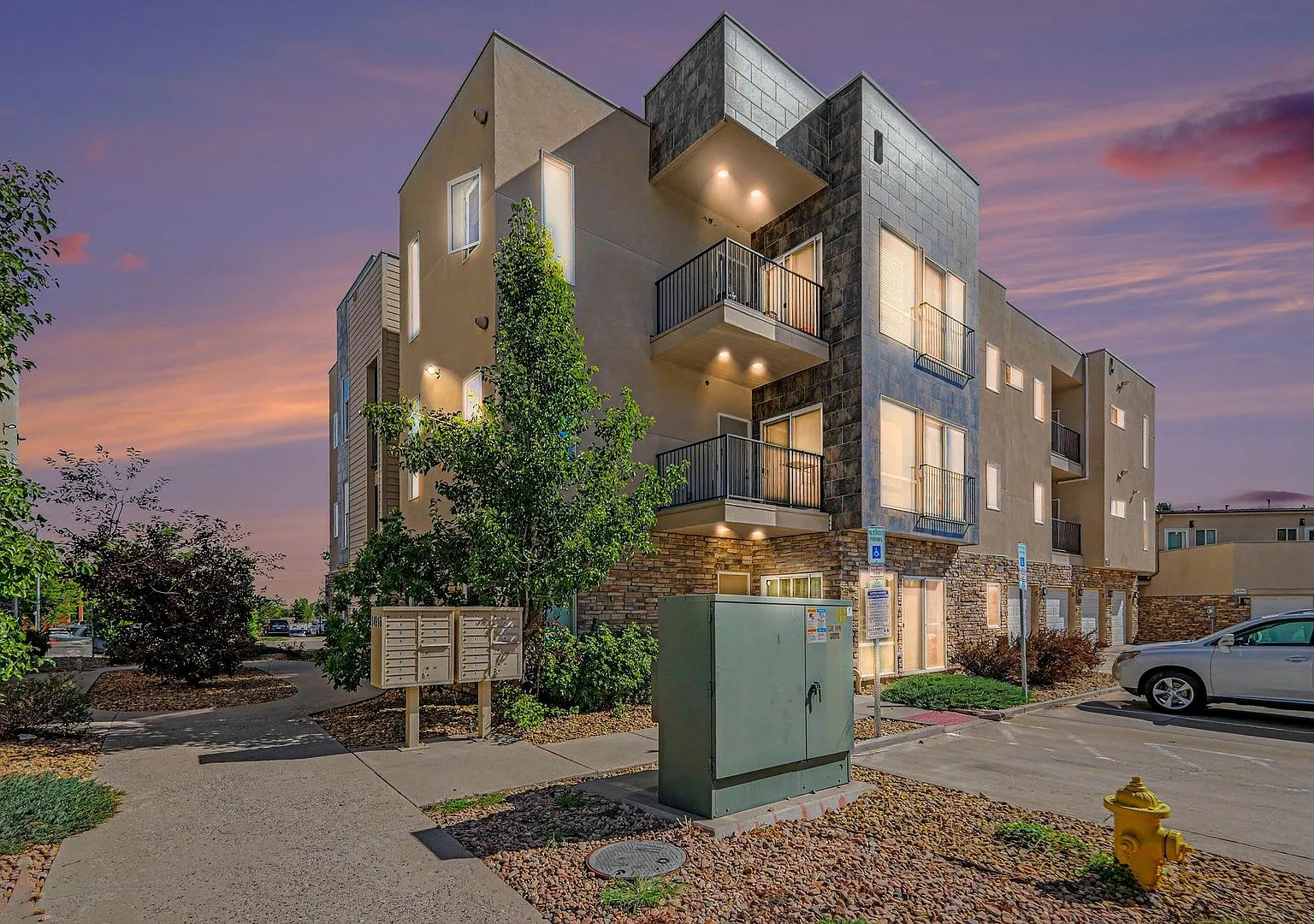 Available NOW! 2 Bedroom 2 Bath Beautiful Condo! — Photo 2