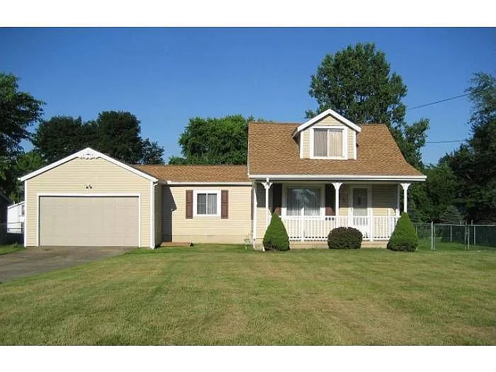 575 Junior Ave photo 1