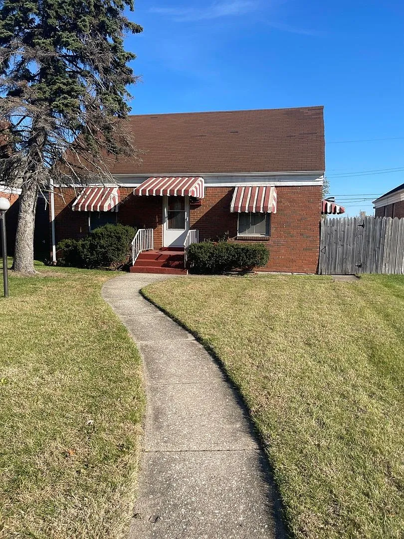Cute 3 bed 1 bath with detached Garage — Photo 4