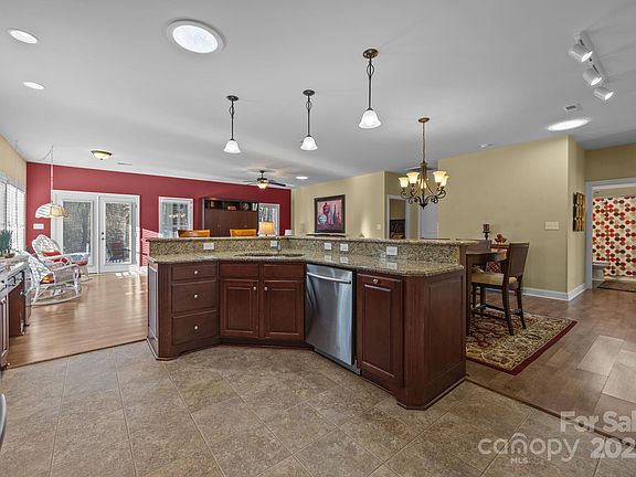 5th image of 713 Cordova Ct