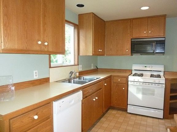 Oak cabinets in kitchen with gas cooking and all appliances included.