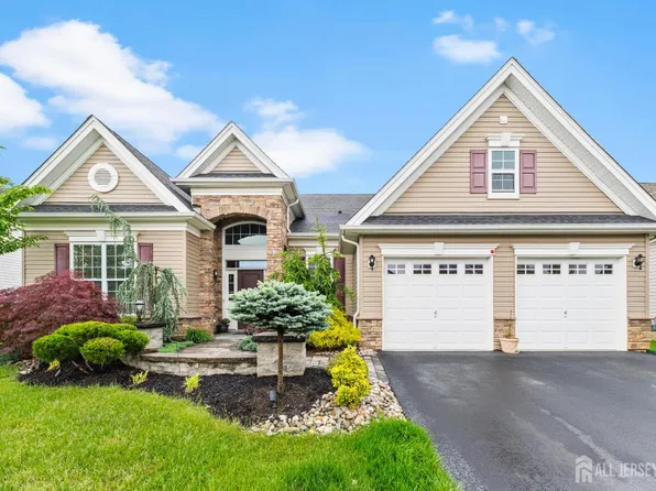 4 Alderbrook Dr, Monroe Township, NJ 08831