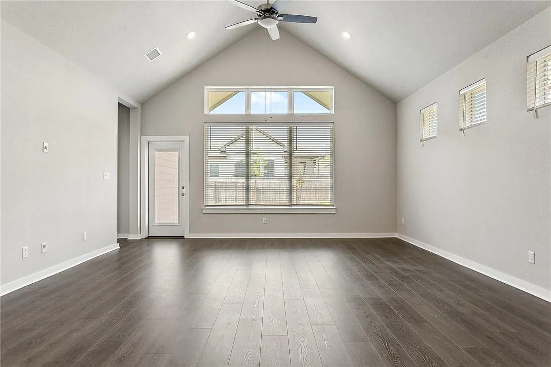 3 bed, 2.0 bath, 1968 sqft, $2,350 — Photo 4