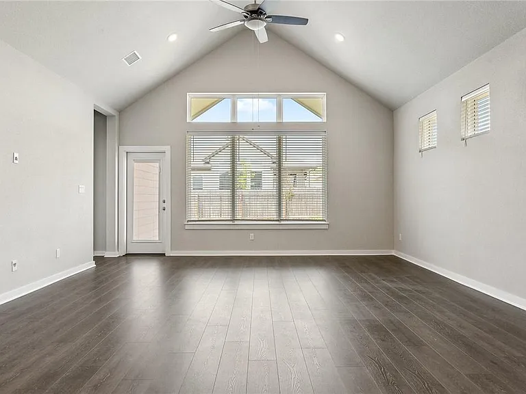 216 Upland Dr — Photo 4