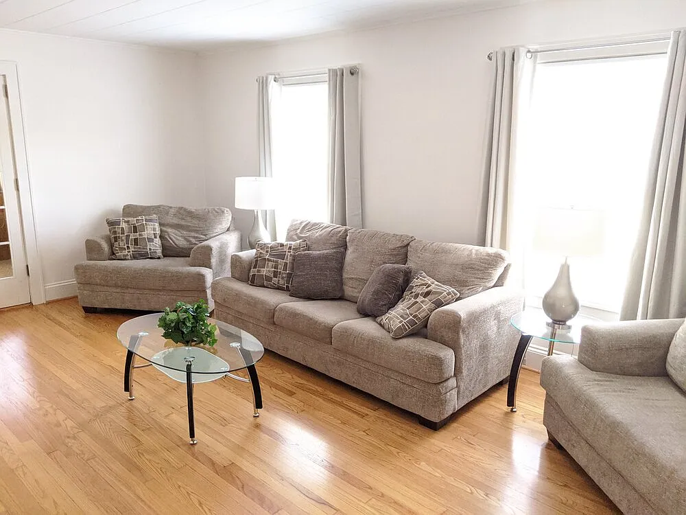 5 bed, 1.5 bath, 1700 sqft, $880 — Photo 2
