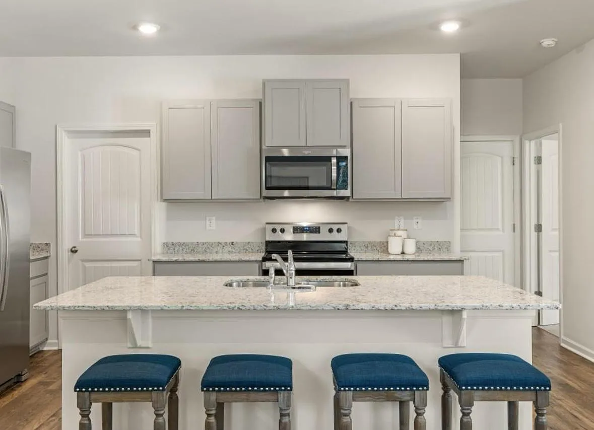 5 bed, 2361 sqft, $2,550 — Photo 4
