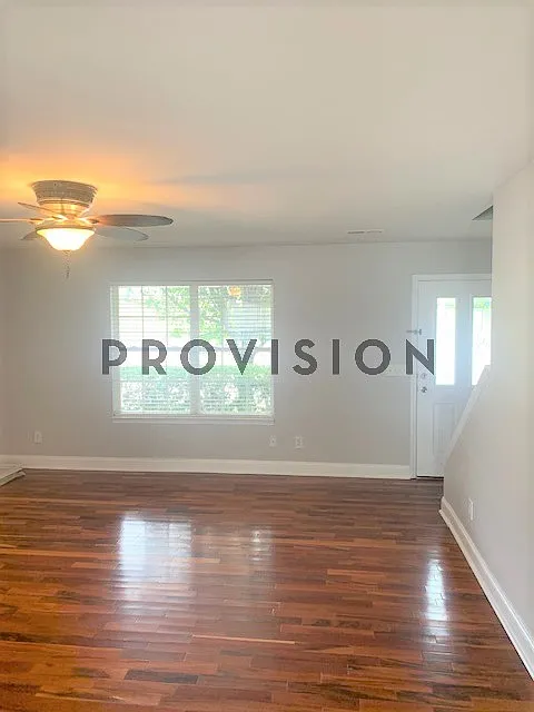 2bd/2.5ba Townhouse — Photo 4