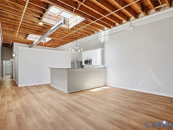 2nd image of 1716 Summit Ave Unit 28