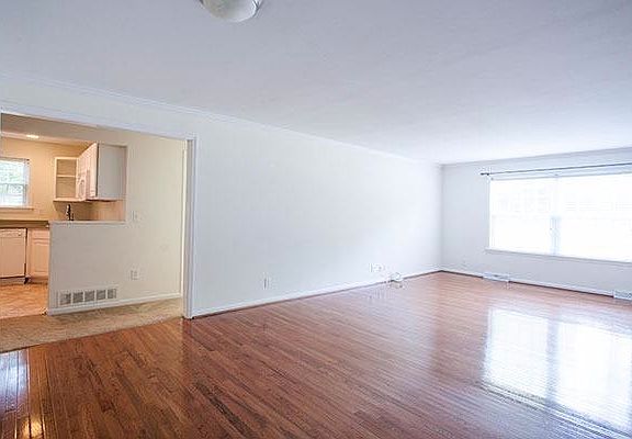 5th image of 3683 Erie Ave
