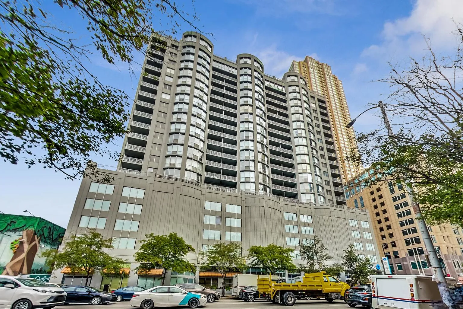 600 N Dearborn St APT 602 photo 1