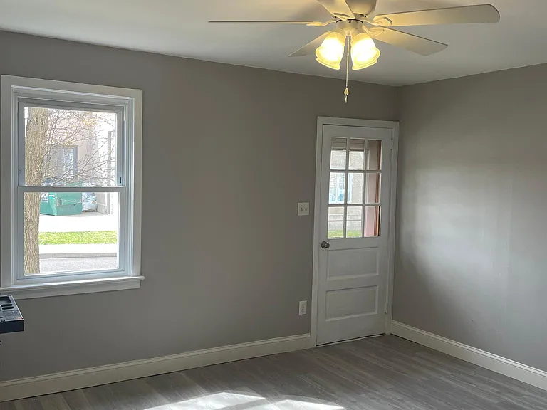 300 E Montgomery Ave — Photo 2