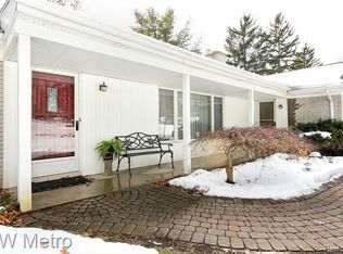 6100 Windrush Dr, Troy, MI 48098