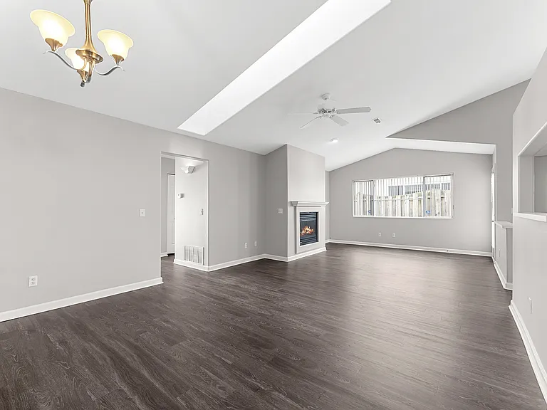 743 Hilltop Ln — Photo 7