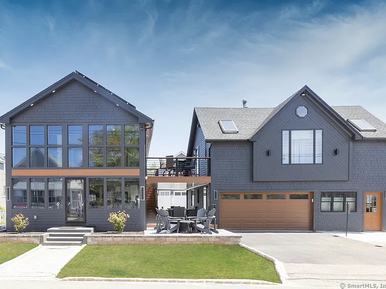 48 Swan Ave — Photo 1