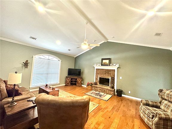 3rd image of 5 Tiffany Ln