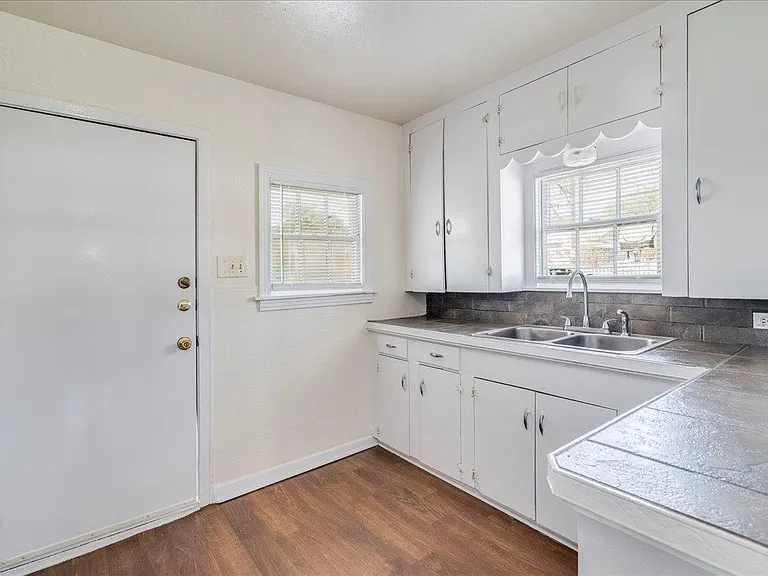 1119 N Lbj Dr — Photo 10