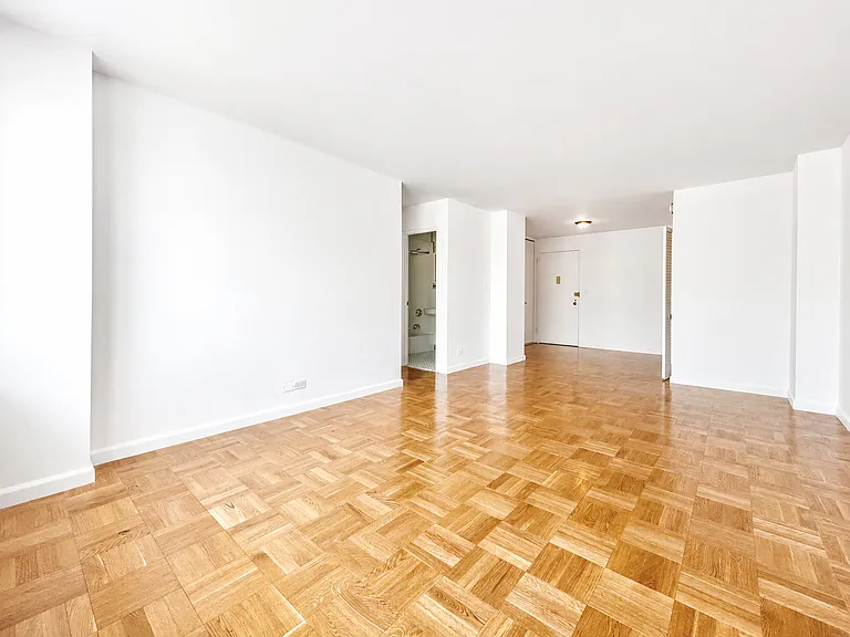 360 W 22nd St #7D — Photo 4