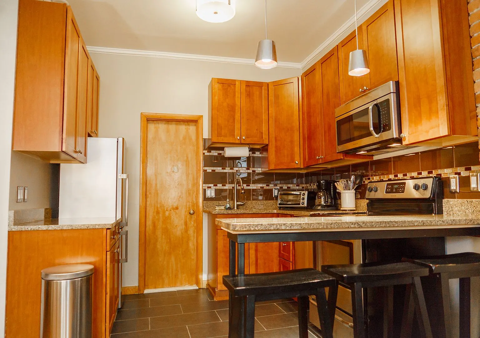 No Brokers Fee, Nicely updated 1 bedroom / 1 bathroom in South End, New Kitchen, Laundry on a Sit... — Photo 2