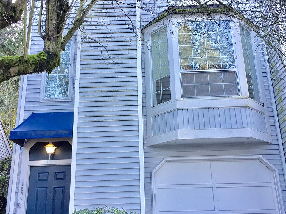 Rare End Unit with One Car Over Size Garage~