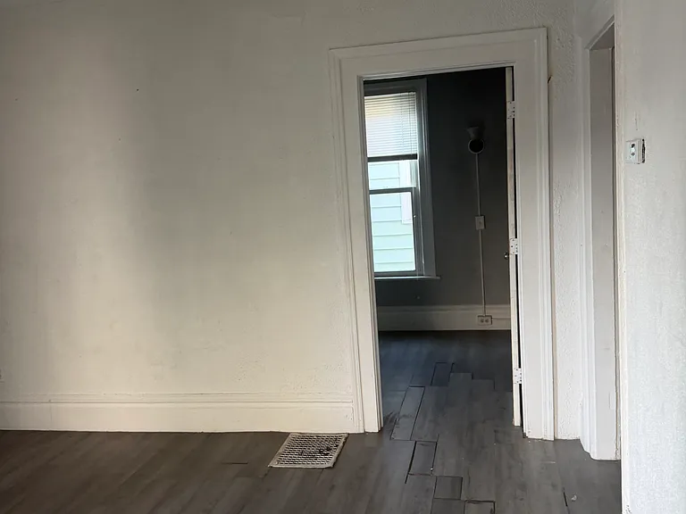 642 Sinclair Ave NE — Photo 6