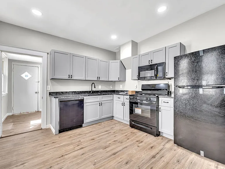 25 Adella Ave — Photo 10