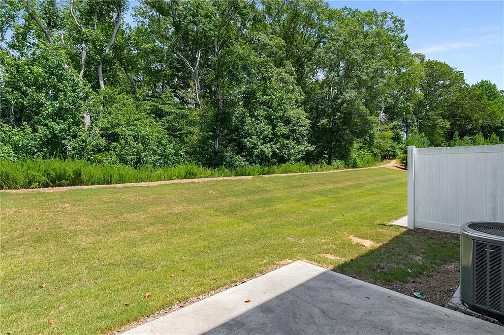 3 bed, 2.5 bath, 1894 sqft, $2,100 — Photo 2