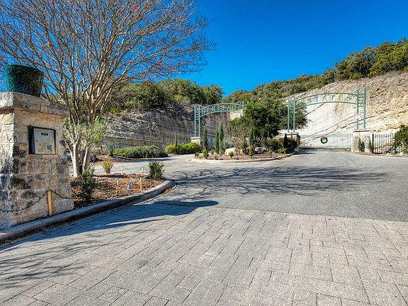 5th image of 110 Sheridan Dr