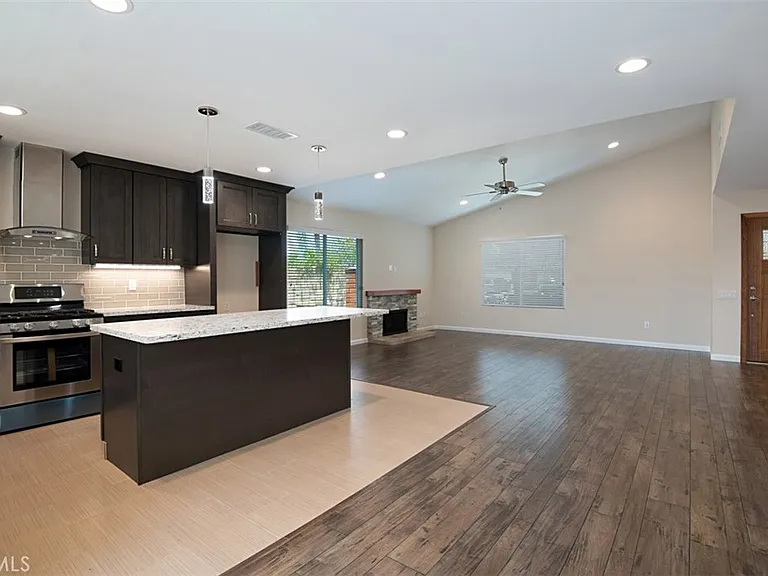 602 Carnation Dr — Photo 2