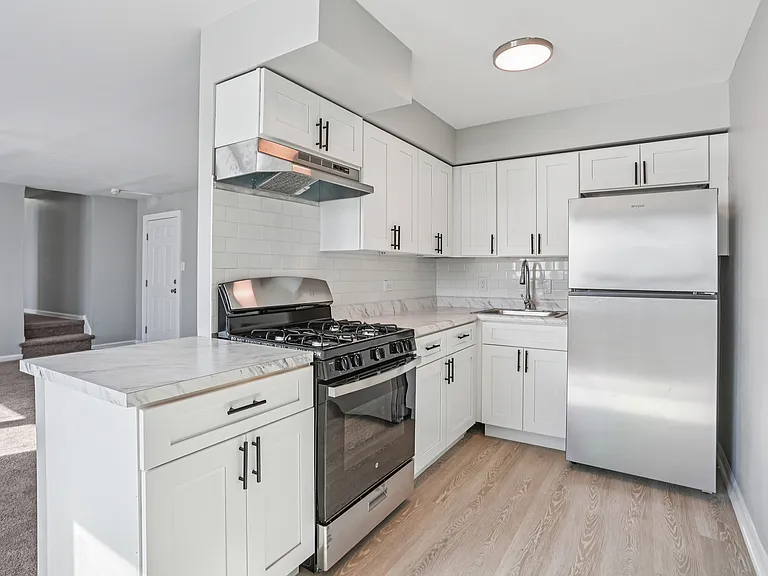 Barry Court Apartments — Photo 9