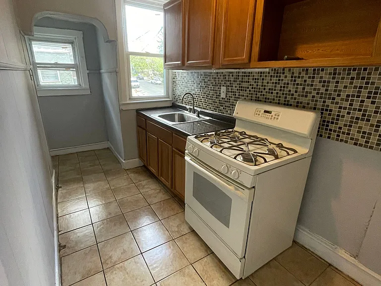 6005 N Woodstock St — Photo 10