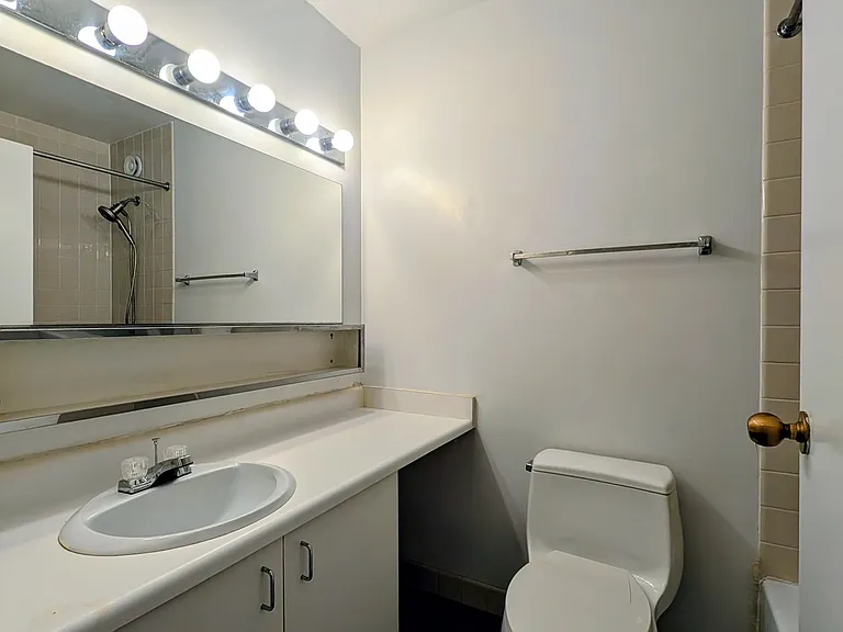 211 E Ohio St #304 — Photo 12