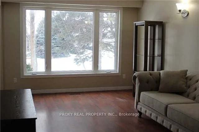 785 Greenfield Cres — Photo 4