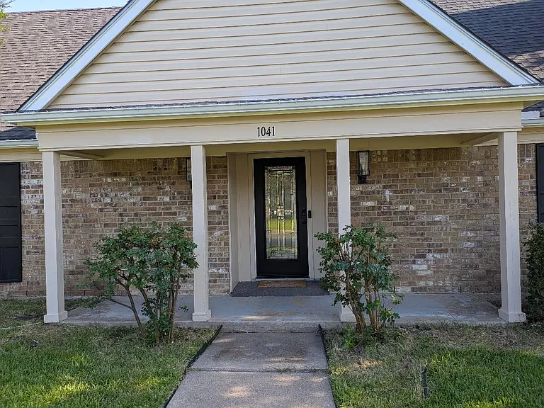 1041 Melissa Ln — Photo 2