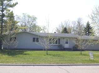 906 Oakmont Dr, Thief River Falls, MN 56701