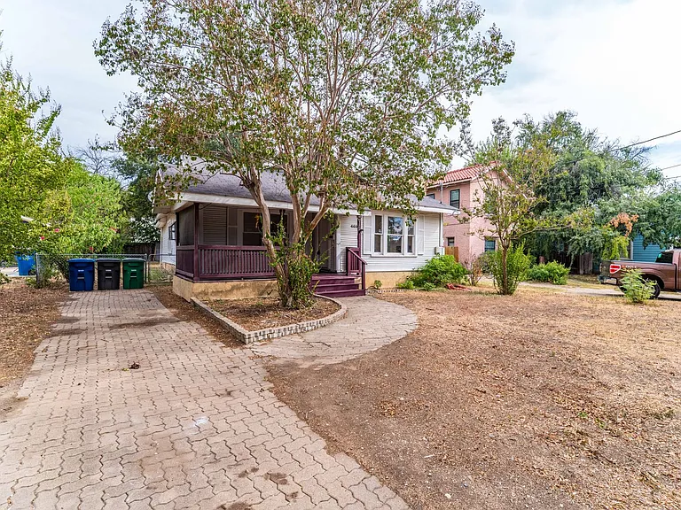 469 E Magnolia Ave — Photo 3