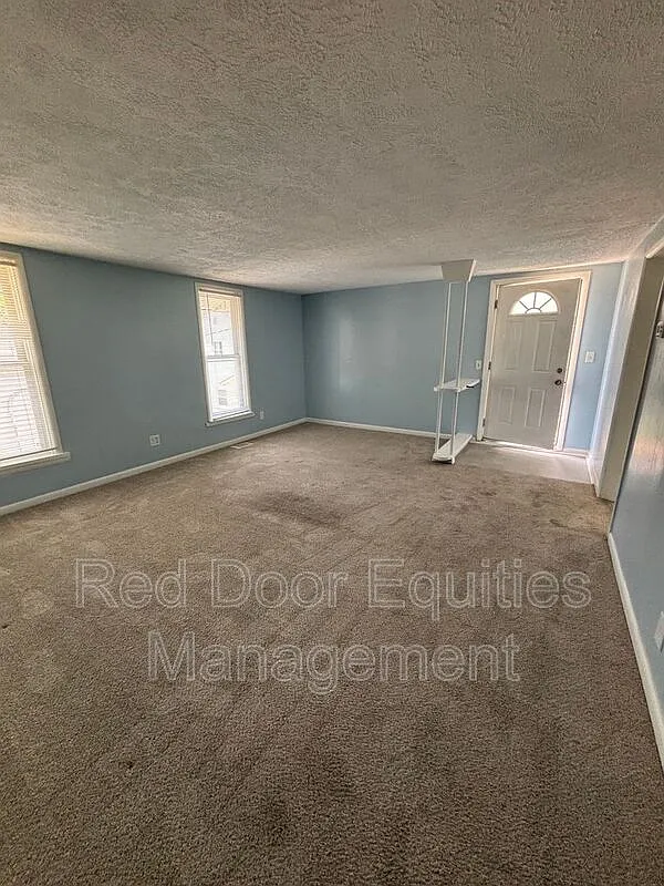 2 bed, 1.0 bath, $1,300 — Photo 2