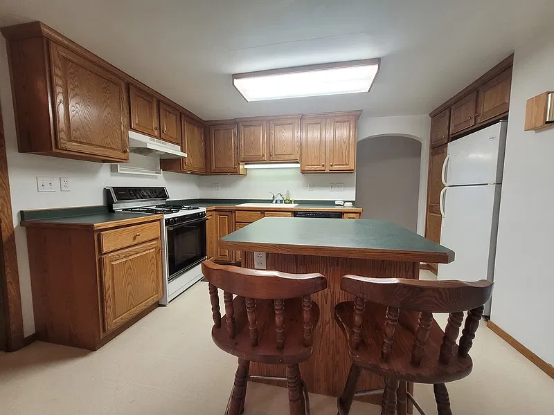 3 bed, 1.5 bath, 1372 sqft, $1,999 — Photo 3