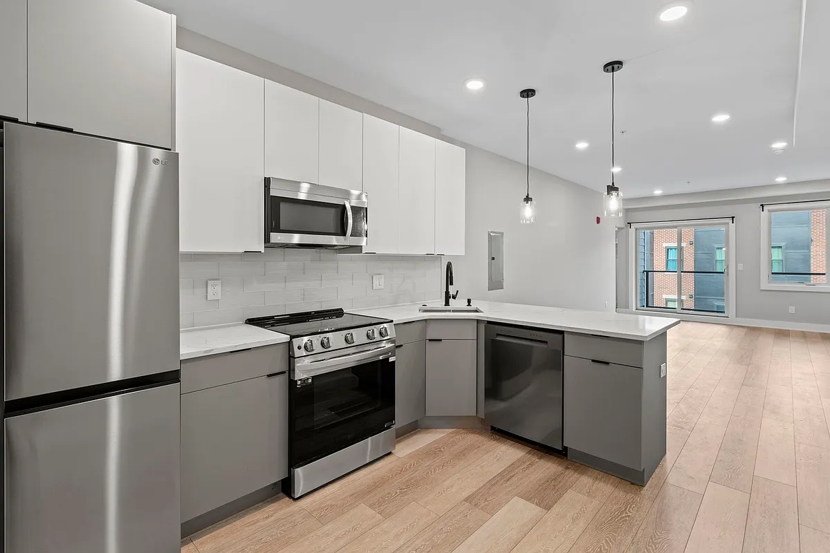 Building Photo - 2635 W Jefferson St #106
