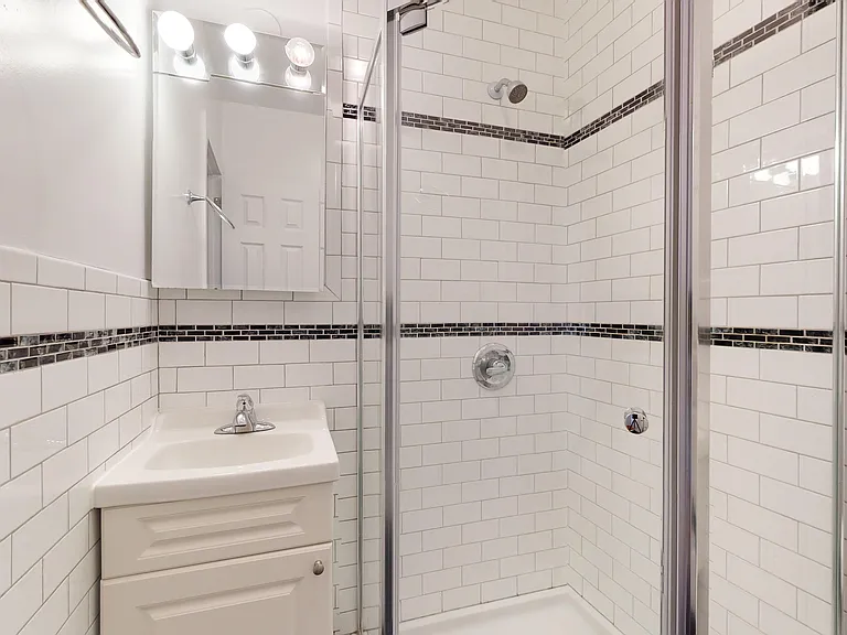 125 E 7th St #2W — Photo 11