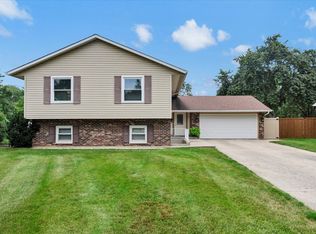 27 Spring Valley Ln, Streamwood, IL 60107