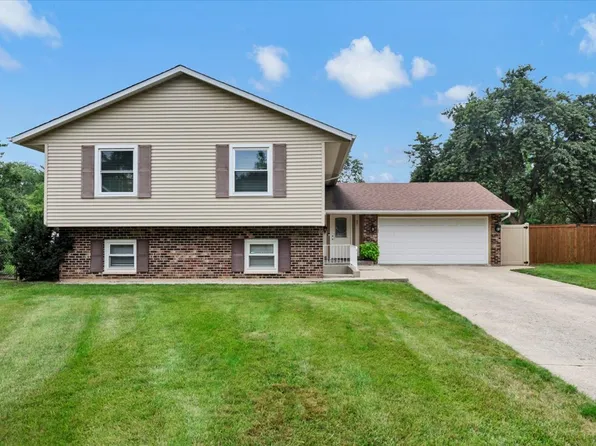 27 Spring Valley Ln, Streamwood, IL 60107