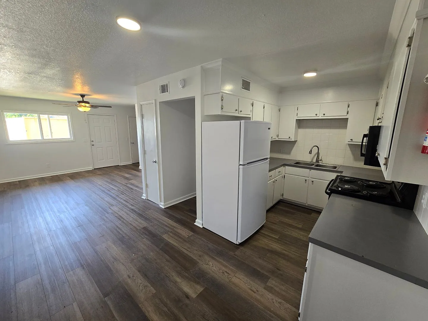 Newly Remodeled 2 Bed/1.5 Bath Apartment in Newport — Photo 3