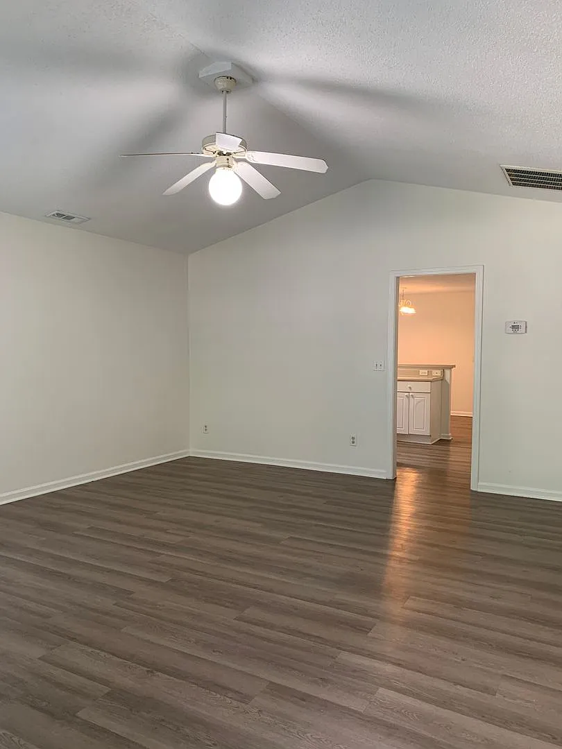 3 Bedroom 2 Bath House on Charter Drive Available Now — Photo 4