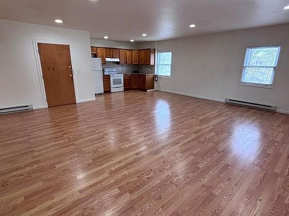 4th image of 49 Lakeside Blvd #2