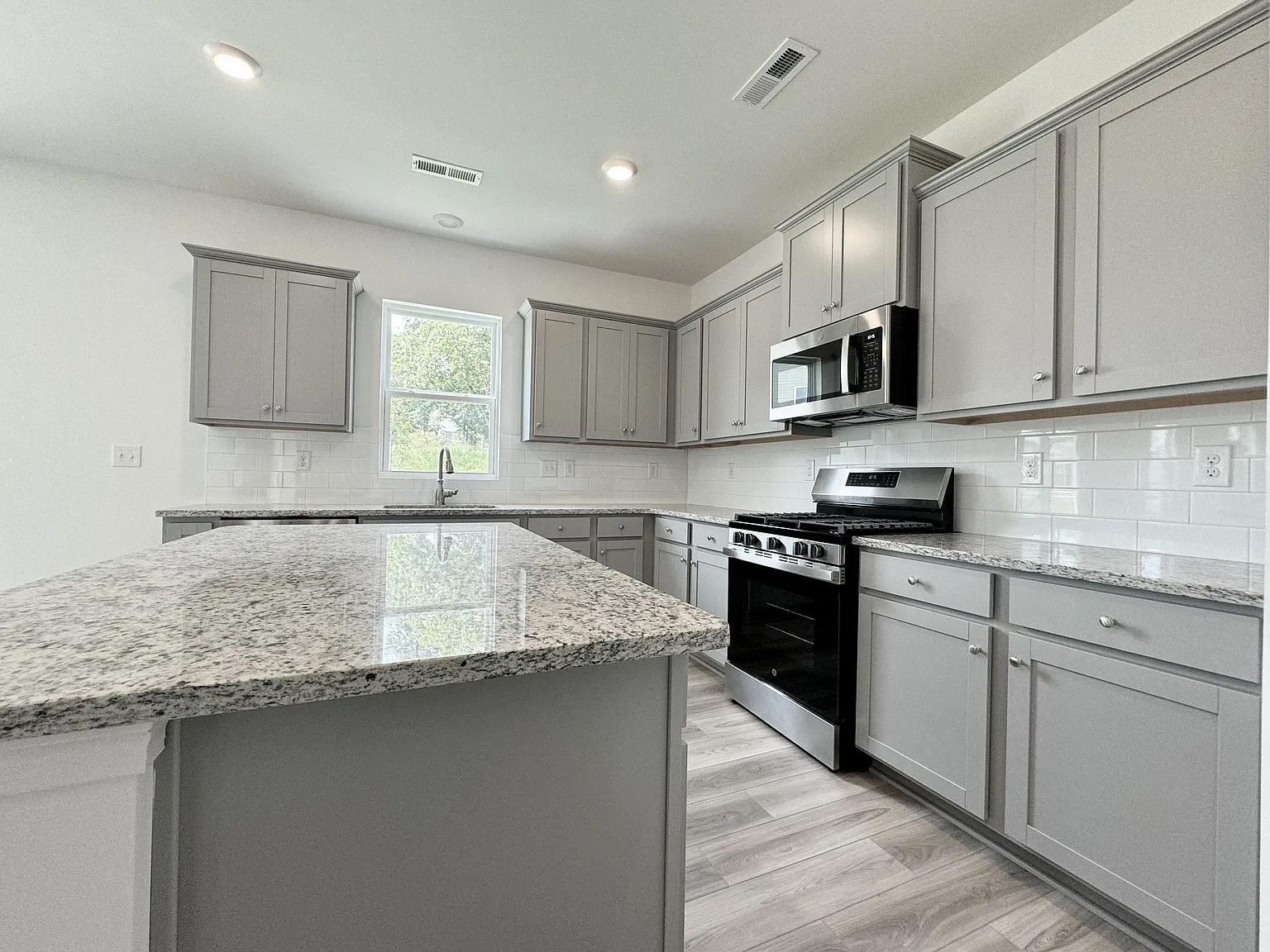 5 bed, 2665 sqft, $2,700 — Photo 3